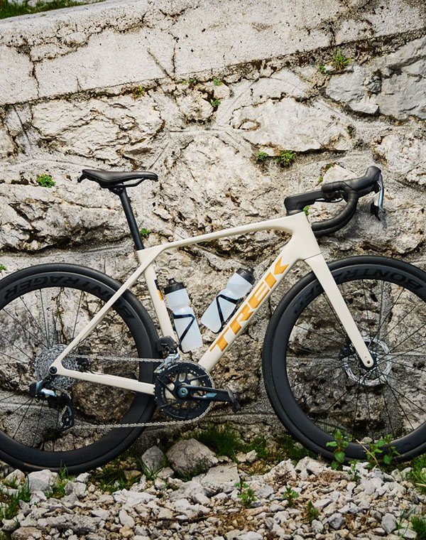 velofabrik-trek-domane-gen5-detailfoto-steinmauer.jpg